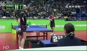 Voici la plus drôle de toutes les parties de ping-pong du monde !