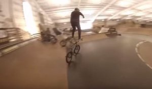 Du jamais vu: le rider Mike "Hucker" Clark pilote son BMX debout sur son guidon