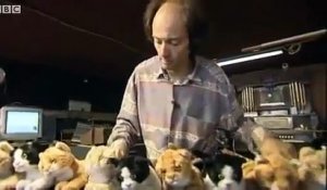 Ce musicien un peu fou joue sur des chats... Dingue