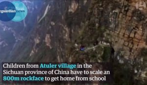 Des enfants obligés d'escalader des parois rocheuses pour aller à l'école