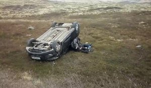 Deux russes font une petite sieste après un accident