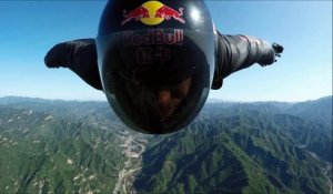 Adrénaline - Wingsuit : La caméra embarquée de Jeb Corliss au-dessus de la muraille de Chine