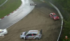 Accidents de voitures de courses sous la grêle au circuit du nurburgring en Allemagne