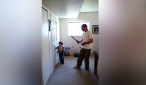 Vidéo drôle : un papa qui joue avec son petit fils