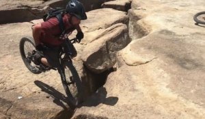 Un cycliste frôle la mort au bord d'une falaise