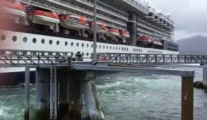 Le bateau de croisière Celebrity Infinity rate son accostage