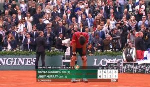 Novak Djokovic célèbre sa victoire de Roland-Garros