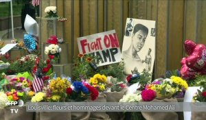 Louisville: fleurs et hommages devant le Centre Mohamed Ali