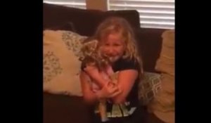 Une mère fait pleurer de joie sa fille unijambiste en lui offrant une poupée avec la même prothèse qu’elle (vidéo)