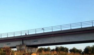 Attaqué par un Corbeau cet Italien court de peur sur un pont HAHAHA