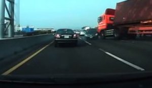 Un terrible accident de camion sur l'autoroute