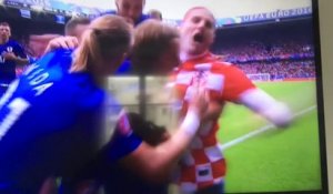 EURO 2016 - Un supporter croate rentre sur le terrain pour fêter le but avec les joueurs de l'équipe