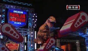 Un tyrannosaure réalise le parcours de « American Ninja Warrior »