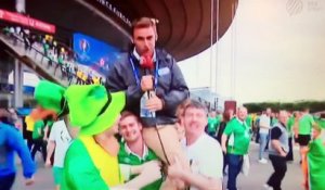 Un journaliste porté en direct à la TV par les supporters Irlandais - Euro 2016