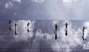 Superbe ballet de danse sur la paroi en verre d'un gratte-ciel à Boston