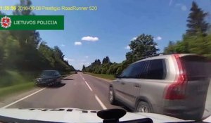 Un automobiliste essaie d’échapper à la police avec une drôle de technique