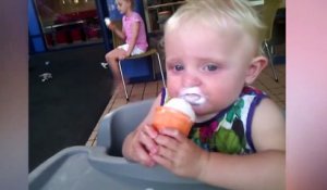 Le rire démoniaque de ce bébé : "j'ai une glace et pas toi!!!"