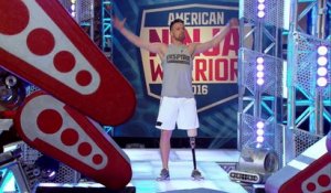 Cet unijambiste affronte le parcours « American Ninja Warrior » sans sa prothèse