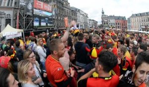 Mons: les supporters Belges exultent après la victoire face à l'Irlande