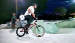 Ce rider s'éclate la tête après un trick raté en BMX... Headshot violent