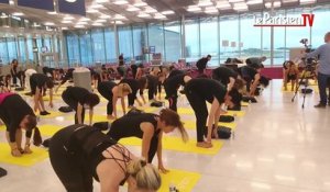 Séance de yoga géante à l'aéroport de Roissy