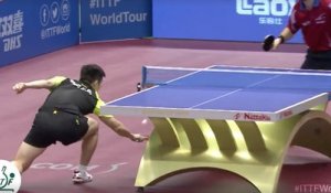 Un coup incroyable lors d'un championnat de ping-pong