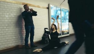 Des danseurs viennent surprendre les artistes du métro parisien