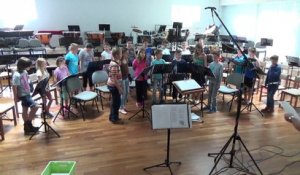 Les enfants de Preuschdorf chantent "jede daa a frisches ei"