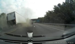 Il évite un camion de très peu sur l'autoroute !hu