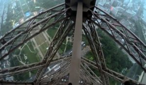 Deux jeunes grimpent la Tour Eiffel clandestinement