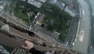 Ils escaladent la Tour Eiffel à mains nues