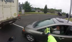 Un motard se fait couper la route mais obtient une vengeance immédiate