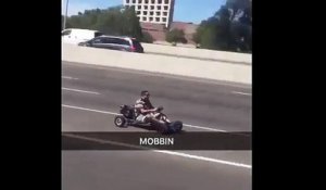 Un homme roule en kart pour échapper à la police