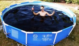 Il remplit sa piscine de Coca-Cola et Mentos et se baigne dedans
