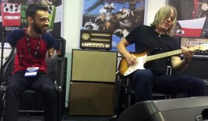Le guitariste Andy Timmons improvise un duo avec Jonatha Bastos le guitariste sans mains !