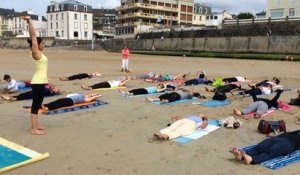 Hatha yoga sur la plage