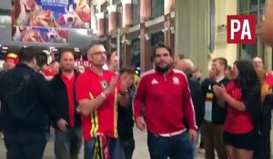 Haie d'honneur de supporters Belges pour les Gallois après leur victoire - Euro 2016