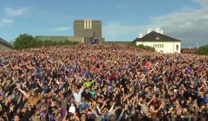 Les joueurs Islandais font un clapping avec leurs supporters