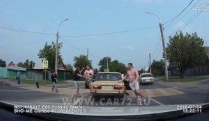 Ne jamais embeter les russes en voiture : piéton mis KO direct - road rage