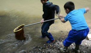 Les enfants réfugiés ont pêché, pour la première fois de leur vie, dans une des rivières de Roisin