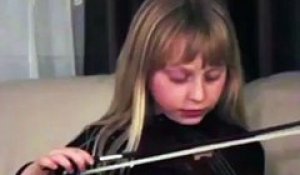 Une petite fille joue du violon