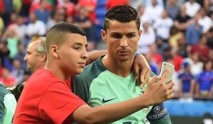 Un ramasseur de balle s'incruste sur la photo du Portugal et pose avec Ronaldo