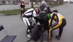 Ils aident un motard en fauteuil roulant à remonter sur une moto