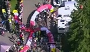 Une arche se dégonfle alors que des coureurs du Tour de France sont juste en dessous !