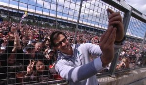 GP de Grande-Bretagne - Toto Wolff entre deux selfies