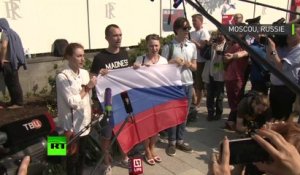 Cérémonie émouvante devant l’ambassade française à Moscou : les étudiants lisent la Marseillaise