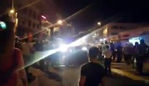 Des partisans d'Erdogan bloquent les chars d'assaut des putschistes dans le district d'Üsküdar (Istanbul)