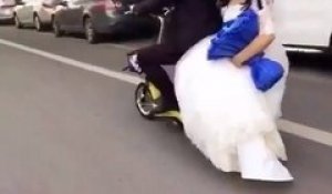 Une mariée tombe du scooter, le marié continue sans elle