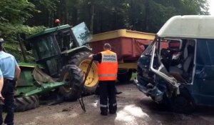 Accident entre une fourgonnette et un tracteur