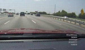 Un chauffard percute plusieurs voitures à grande vitesse sur l'autoroute et fini par se renverser - Road Rage VS Karma